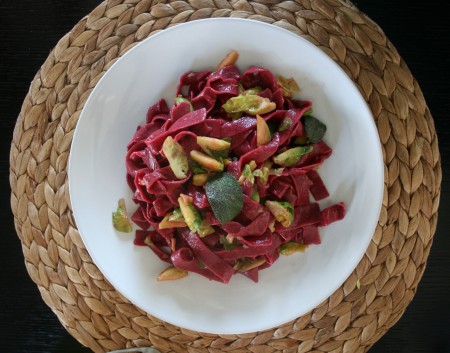 Tagliatelle rosse alle verdi verdure