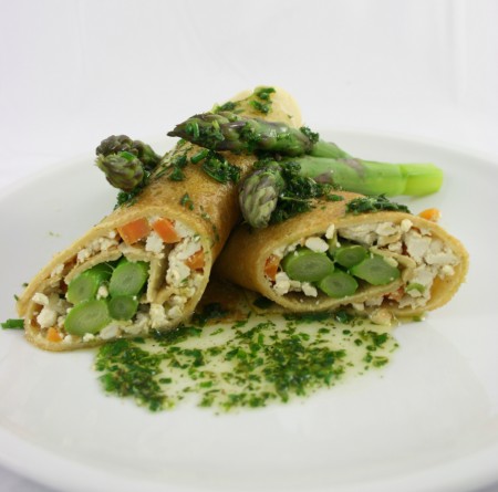 crepes di ceci con tofu e asparagi verdi