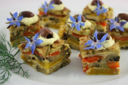Dadini di frittata di verdure con maionese,olive e fiori di borraggine
