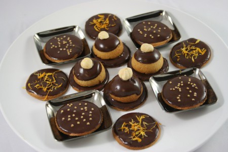 Frolle al cioccolato con nocciole, semi di senape e petali di calendula