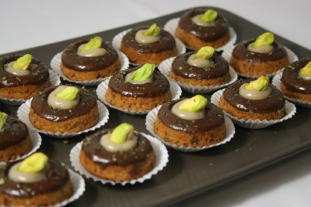 Pasticcini al cioccolato crema di nocciole ricoperti di cioccolato e menta 