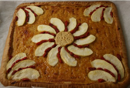 Crostata con marmellata di albicocche mele e bacche di goji