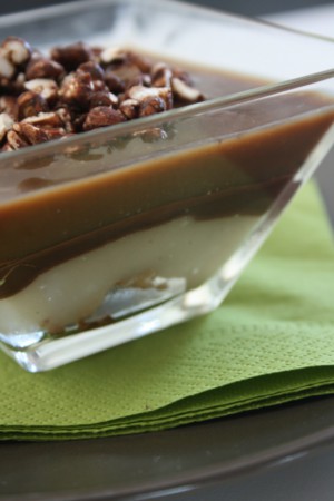 Bis di creme alla nocciola e caffè con intermezzo di cioccolato e copertura di riso soffiato al cioccolato fondente
