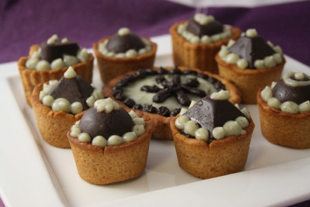 Mignon con farina di castagne,cuore di fico caramellato ricoperto di crema di mandorle e copertura di cioccolato.